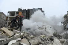 Imagem ilustrativa da imagem Vídeo: vítimas soterradas em terremoto da Turquia pedem ajuda
