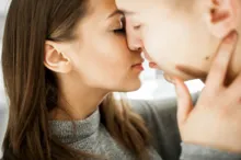 Imagem ilustrativa da imagem Beijar faz mal? Médico explica riscos da Doença do Beijo