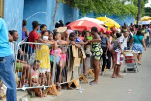 Imagem ilustrativa da imagem Ambulantes 'penam' na fila de cadastramento para Festa de Iemanjá