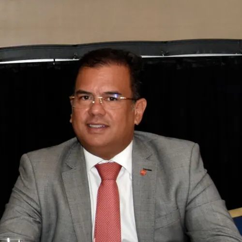 Luiz Coutinho destaca o fato de a importância da democracia tornar-se uma causa universal