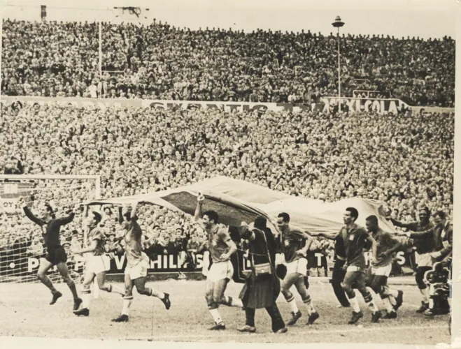 Um dos registros importantes foi a conquista do primeiro título do Brasil em 1958.