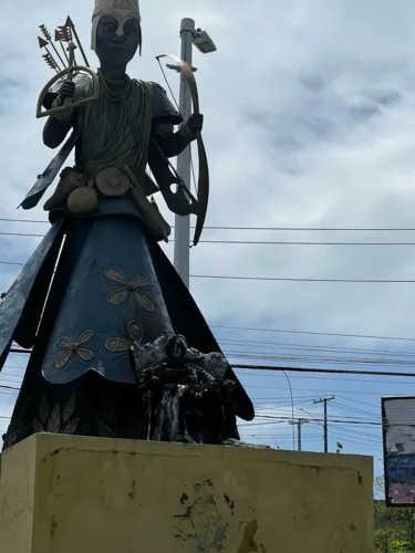 Estátua em homenagem a Mãe Stella de Oxóssi foi alvo de vandalismo