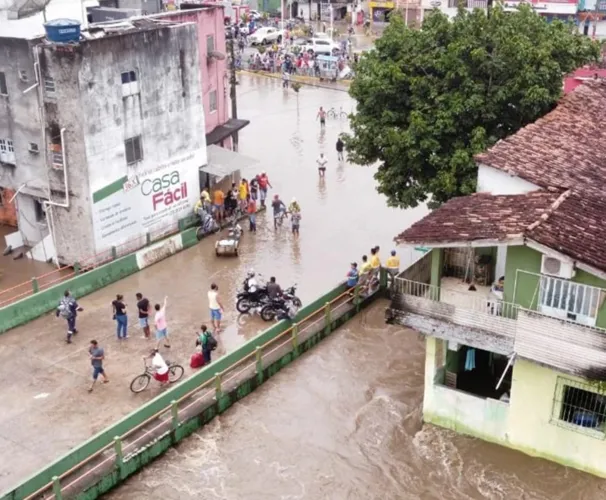 Ipiaú: com 60% da cidade alagada, falta água potável