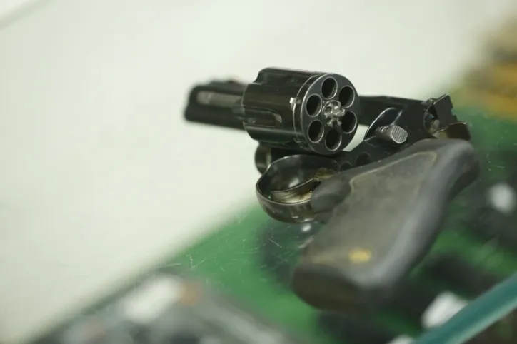 Aumento do número de concessões para o porte de arma na Bahia.
Na foto: um revolver calibre 38,  Detalhe do armamento e munição disponível na loja