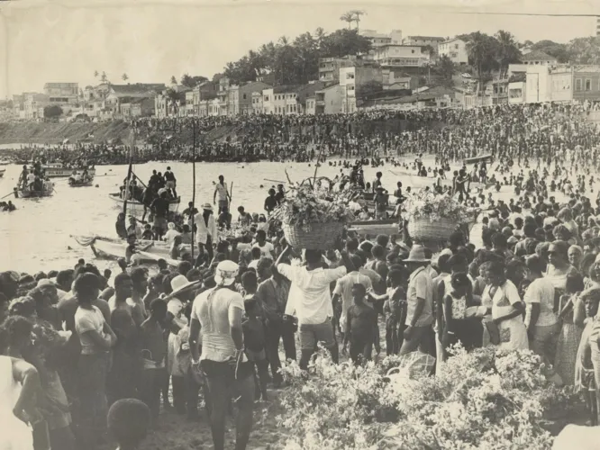 No bairro do Rio Vermelho recebe festa para orixá do candomblé a cada 2 de janeiro, quando uma multidão cumpre os seus rituais