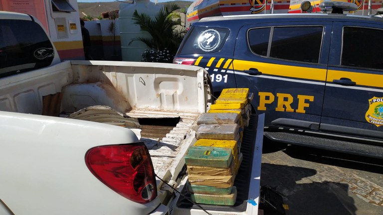 O veículo e a carga ilícita foram levados para a Delegacia de Polícia Civil de Guanambi