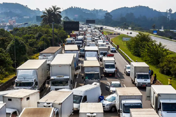 Caminhoneiros bloqueiam a Rodovia dos Imigrantes, em São Paulo