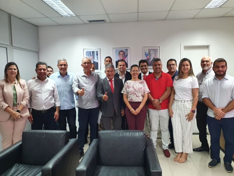 Representantes de consórcios com o líder do governo na Alba, o deputado estadual Rosenberg Pinto (PT)