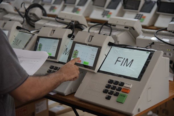 Modelo de urnas eletrônicas do sistema eleitoral Brasileiro
