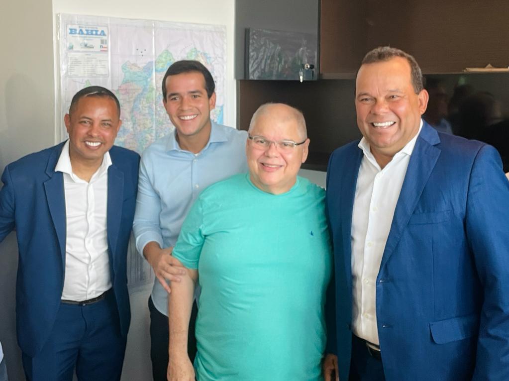 Ao lado esquerdo da foto, Vitor do Posto, que deixou o PP para fazer parte do MDB, legenda de Matheus Ferreira, Lúcio e Geraldo Júnior