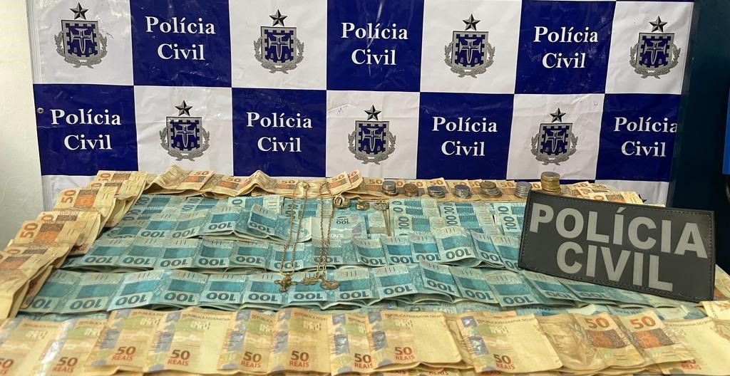 Durante a ação policial ainda foram apreendidos R$ 20.533, em espécie, e jóias