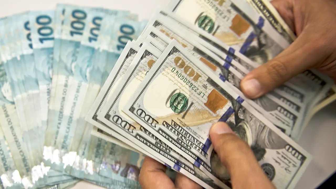 O dólar comercial encerrou esta terça-feira, 24) vendido a R$ 5,143, com queda de R$ 0,057 (-1,1%)