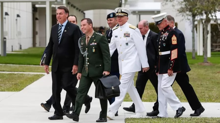 Novo comandante suspende nomeação de ex-assessor de Bolsonaro no Exército