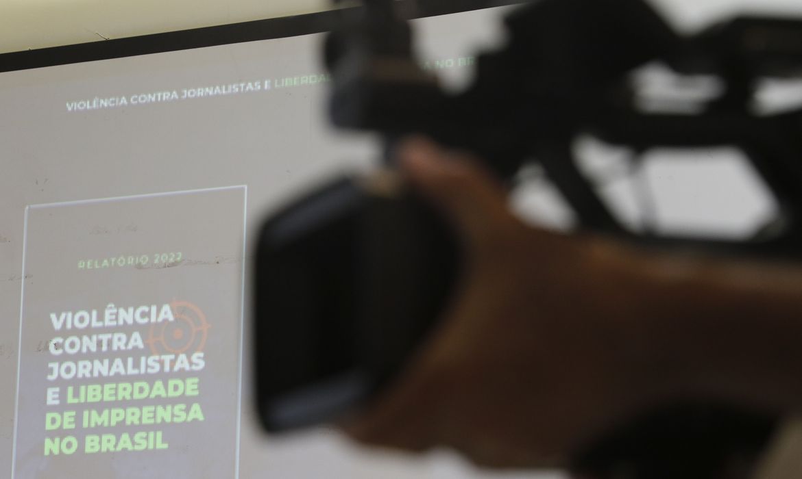 Um novo balanço indica o grau de perigo, com mais de um
caso de agressão a jornalistas, em média, por dia, no Brasil