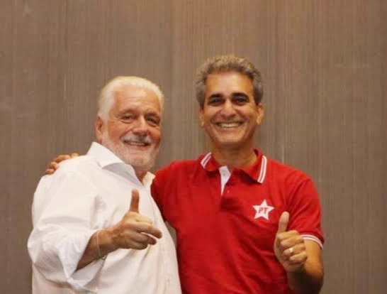 Robinson Almeida, à direita, foi secretário de comunicação de Jaques Wagner
