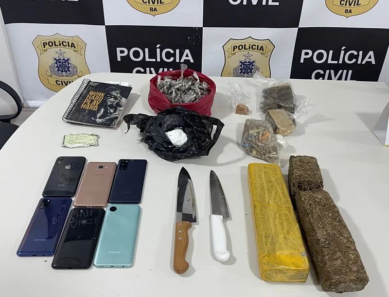 Foram apreendidos uma faca utilizada durante o crime, drogas e seis celulares roubados
