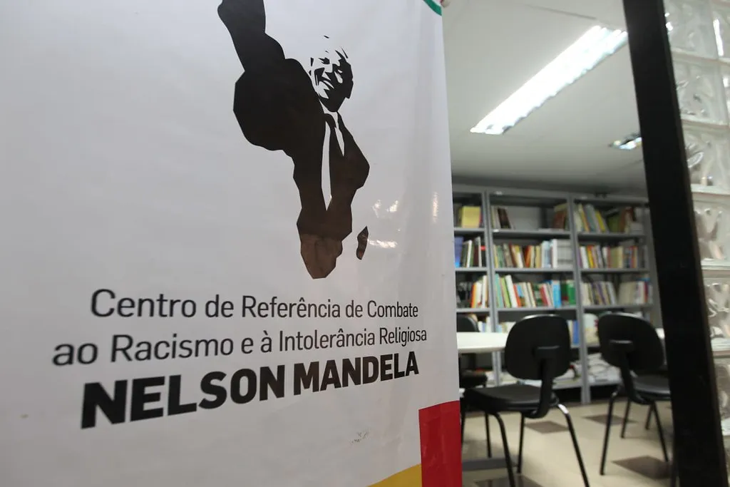 Unidade móvel do Centro de Referência Nelson Mandela funcionou na Avenida Milton Santos, em Ondina