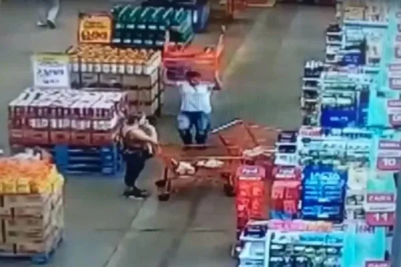 Imagem ilustrativa da imagem Vídeo: homem arremessa carrinho de compras contra cabeça de mulher