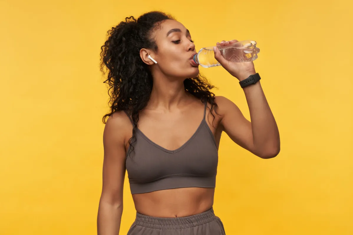 Beber bastante água é uma das principais dicas para manter o corpo saudável n pós-carnaval