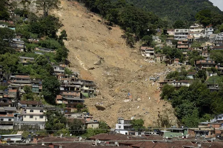 Morro da Oficina, em Petrópolis, local mais atingido pela enchente há um mês