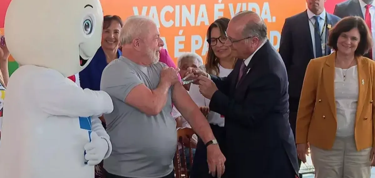 Vice-presidente Alckmin vacinando o presidente Lula contra o coronavírus