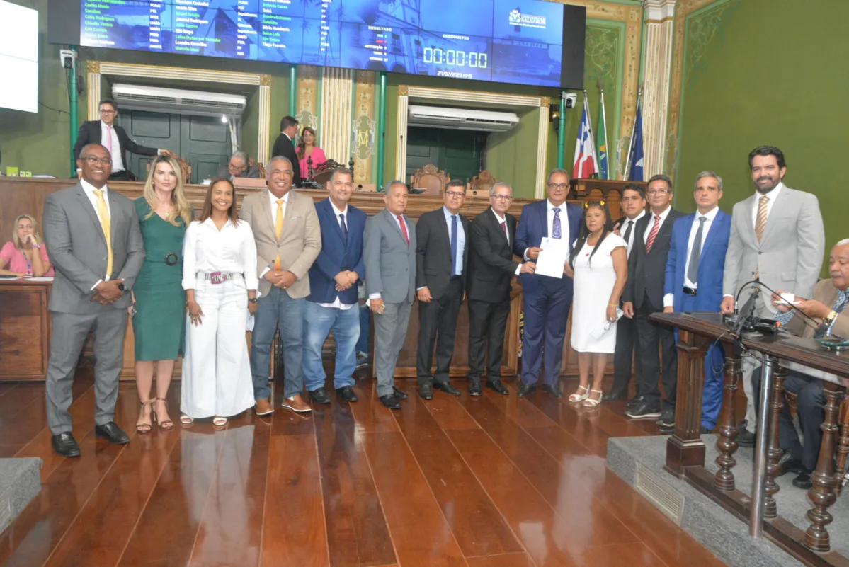 Vereadores de Salvador recebem no Plenário Cosme de Farias o presidente do bloco "As Muqiranas", Washington Paganelli