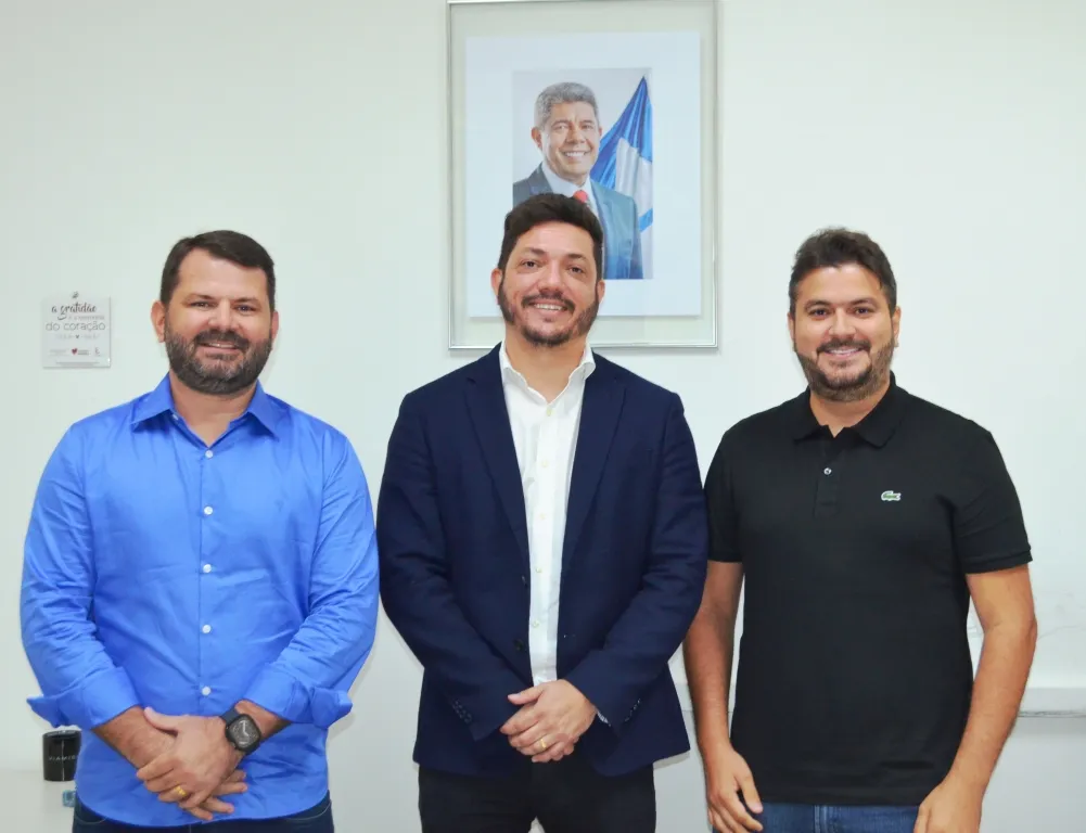No centro da foto, Daniel Victória ao lado dos deputados Diogo Coronel e Ângelo Coronel Filho