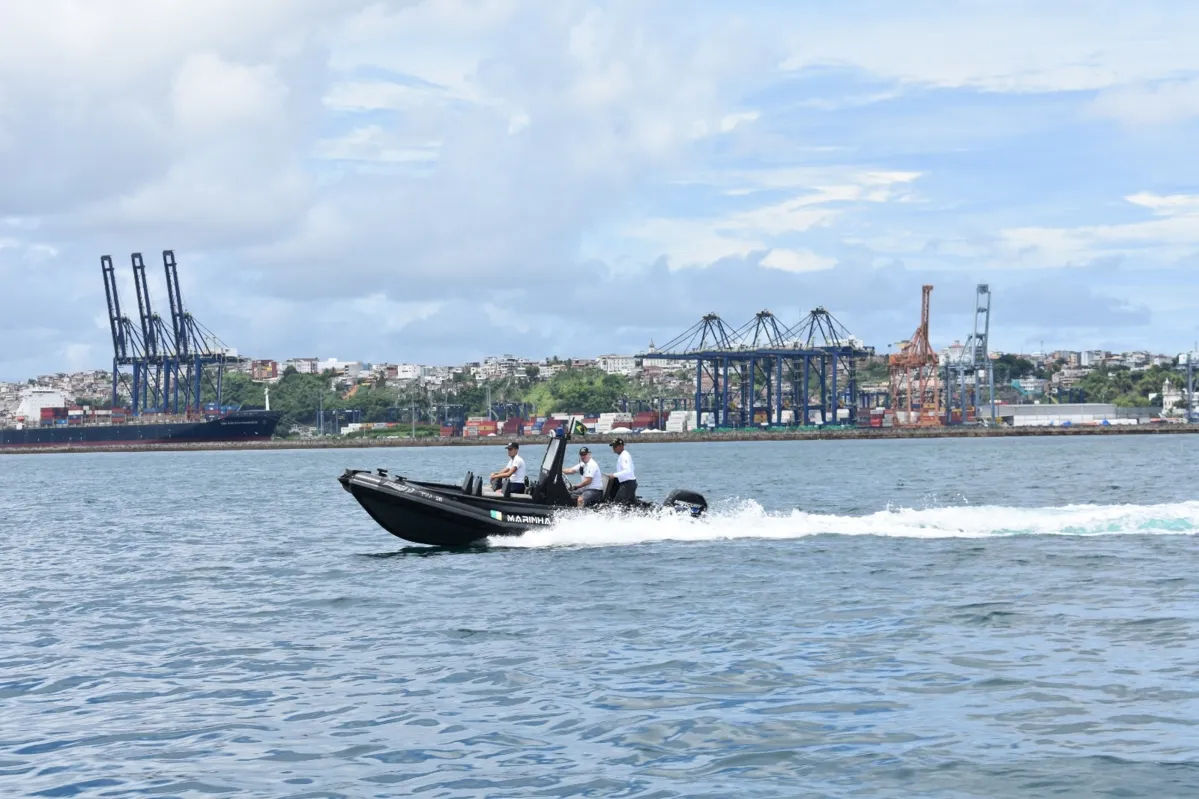 Marinha do Brasil faz fiscalização por segurança na navegação