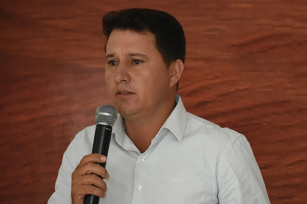Familiares do prefeito Jilvan Teixeira Ribeiro (PSD) estariam ocupando cargos comissionados sem preencher os requisitos previstos na Constituição Federal
