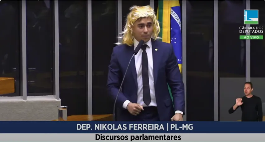 Deputado Federal (PL-MG), colocou peruca de mulher para praticar discurso transfóbico na Câmara