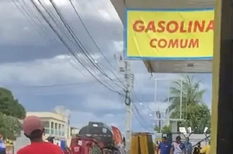 Trabalhador realizava reparos no telhado de um posto de combustíveis em Paulo Afonso, sertão baiano