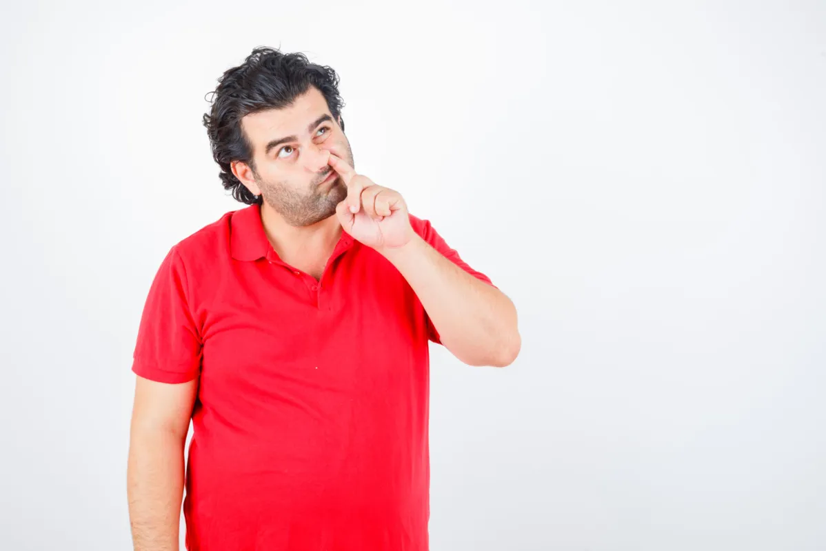 Hábito de cutucar o nariz de forma excessiva pode machucar a mucosa