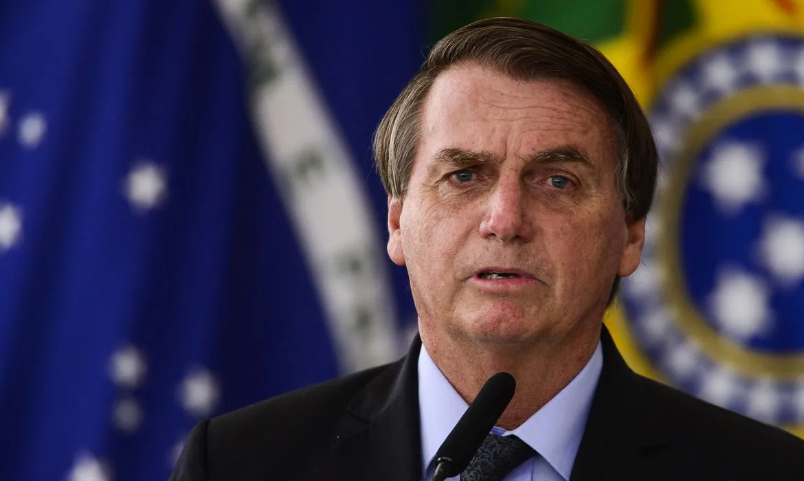Bolsonaro entrega armas recebidas de governo dos Emirados Árabes Unidos