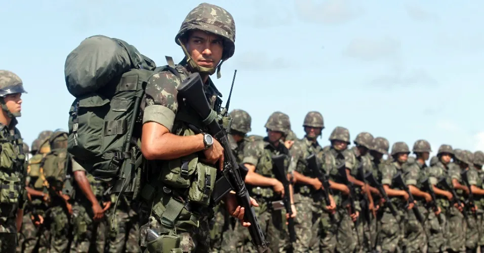 Pela proposta, será facultada aos brasileiros a apresentação para o serviço militar dos 18 aos 45 anos de idade, quando serão alistados nas Forças Armadas