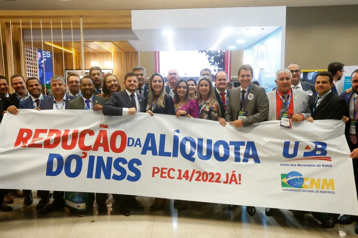Pelo menos 800 participantes da Bahia discutiram a necessidade da redução da alíquota patronal do INSS paga pelos municípios