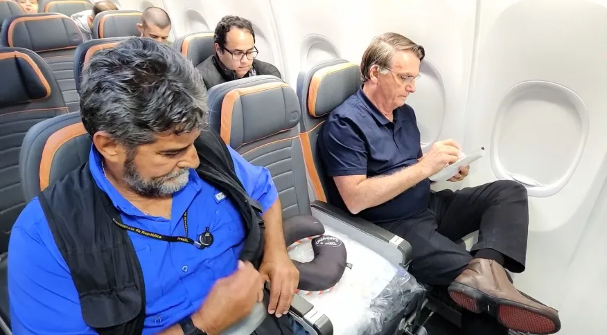 Ex-presidente Jair Bolsonaro (PL) em voo para o Brasil