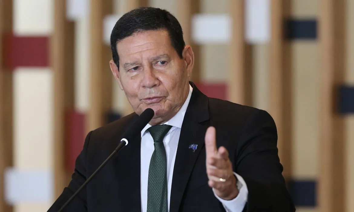 Mourão faz discurso criminoso em defesa da ditadura militar no Senado