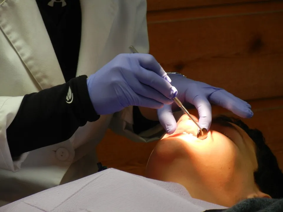 Com cerca de 8 a 10 pacientes atendidos por dia, o objetivo é proporcionar atendimento odontológico de qualidade