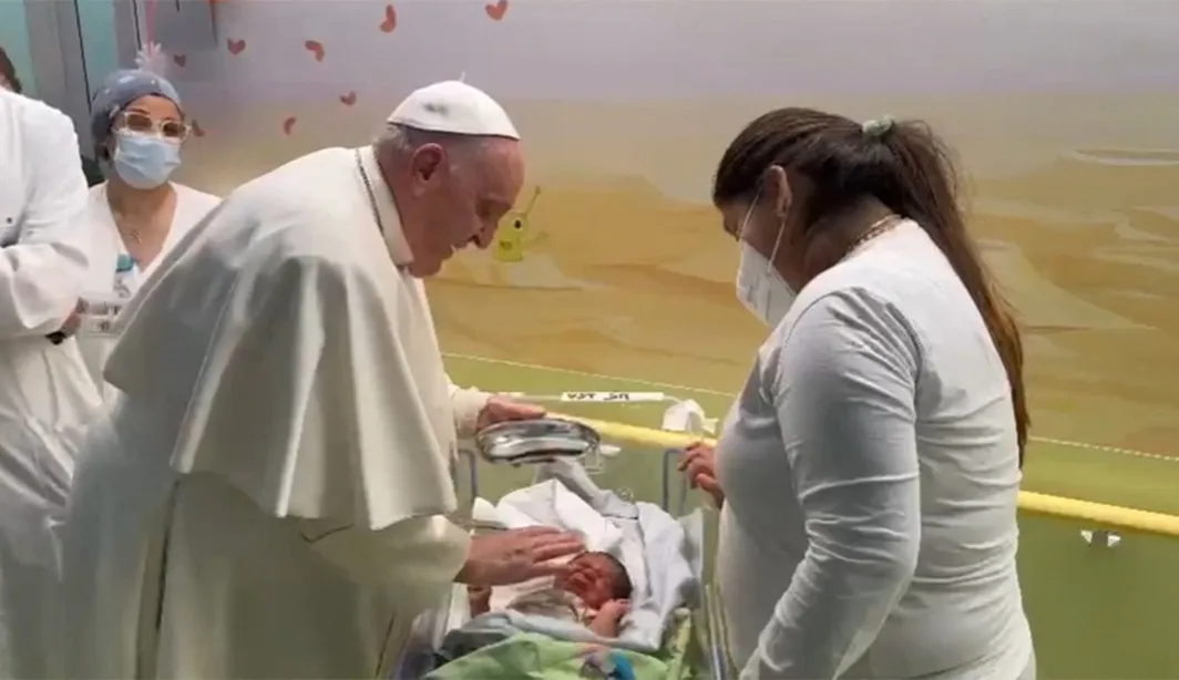 Pontífice fez uma visita surpresa ao departamento de oncologia pediátrica do centro médico romano