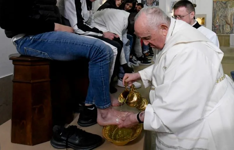 Papa Francisco lavou os pés de 12 jovens detidos em uma instituição para menores de Roma