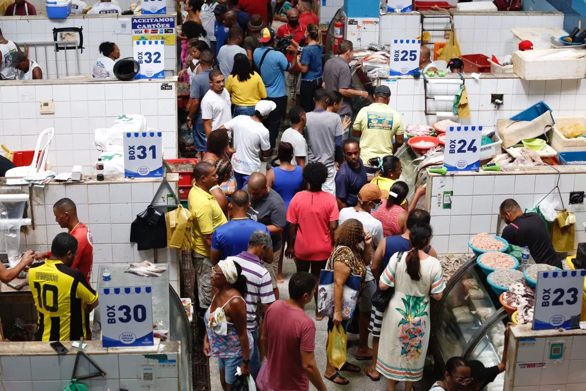 Mercado do Peixe registrou movimento intenso nesta véspera de feriado