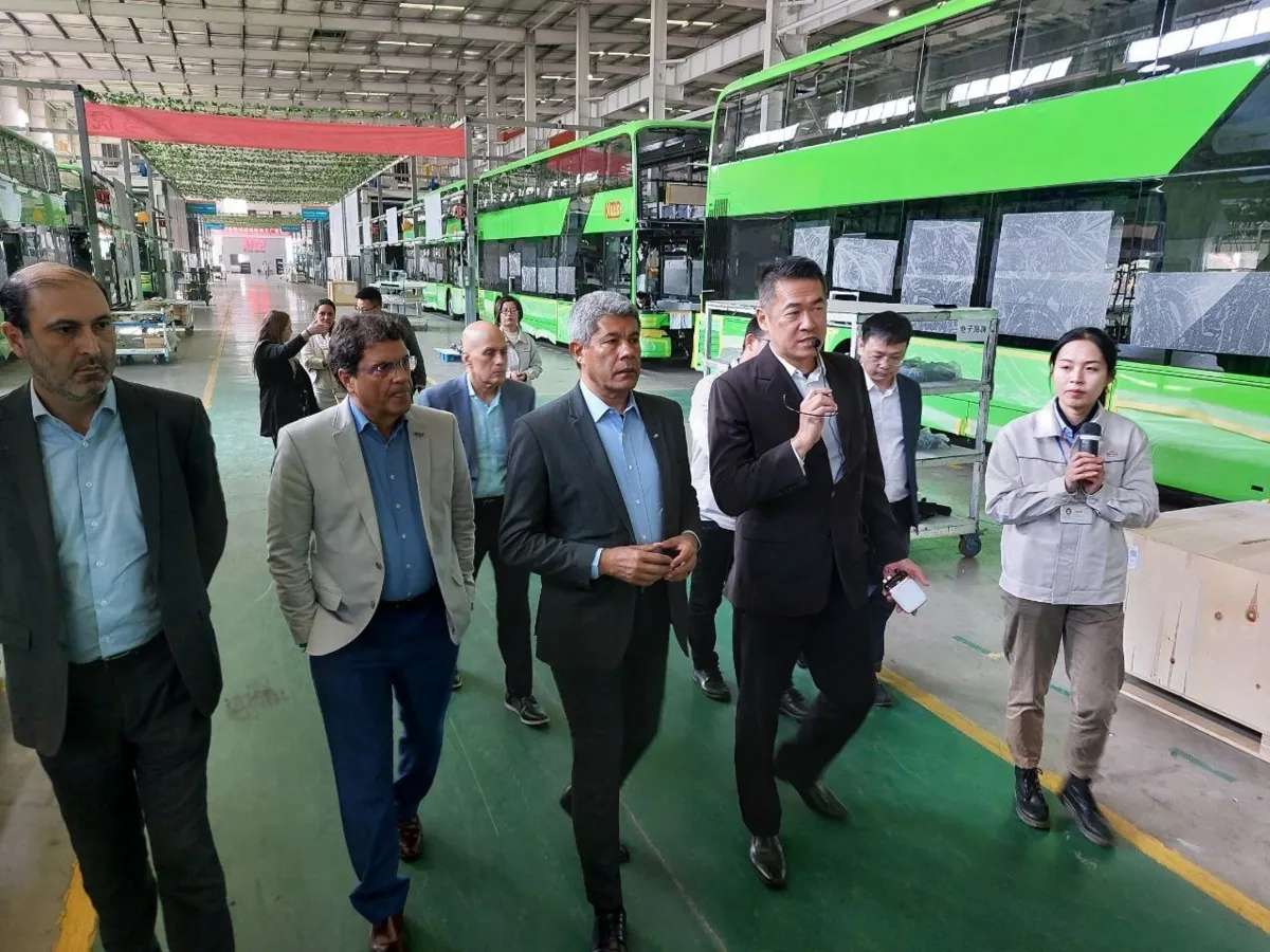 Governador Jerônimo Rodrigues (PT), Angelo Almeida, da SDE, e diretores da BYD durante visita à fábrica chinesa