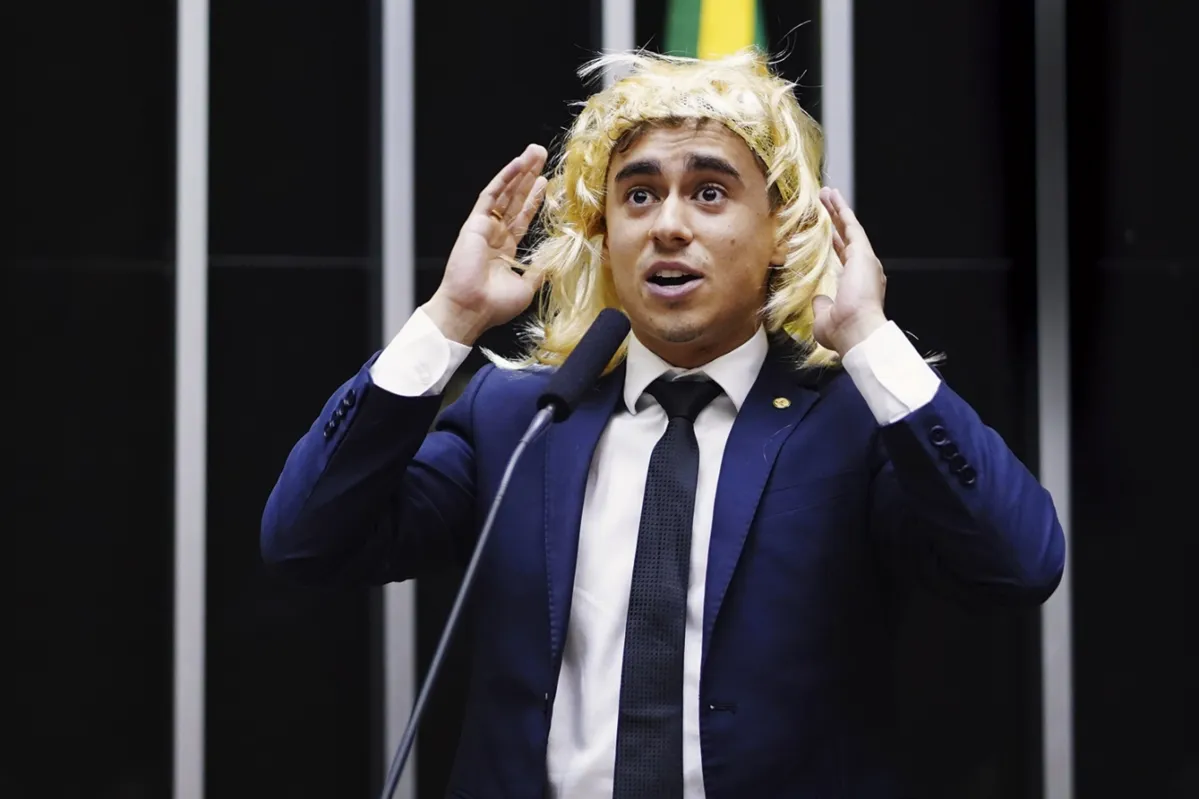 Nikolas Ferreira (PL-MG) colocou uma peruca loira e fez discurso considerado transfóbico por entidades que defendem a comunidade LGBTQIA+ e por órgãos do Ministério Público Federal (MPF)