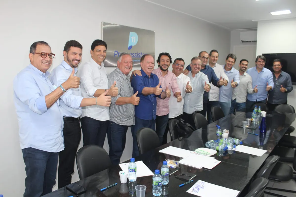 Deputados federais e estaduais do PP reunidos na sede do partido em Salvador