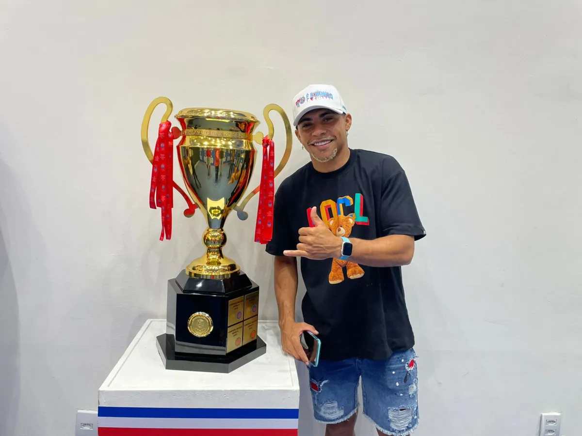 Jacaré posa ao lado do troféu do 50° título do Bahia