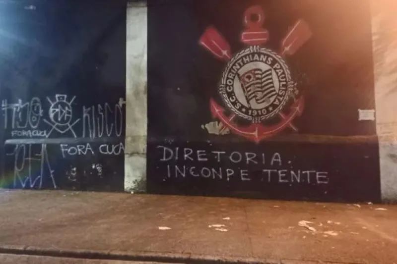 Torcida do Corinthians protesta contra contratação do técnico Cuca