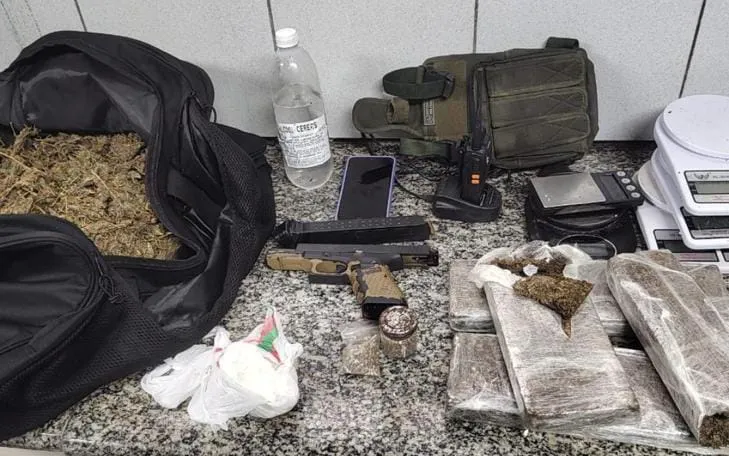De acordo com informações da Secretaria de Segurança Pública (SSP-BA), o homem comercializava drogas nos bairros Rio Vermelho, Ondina e Barra.