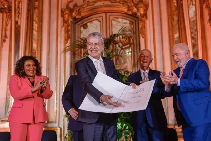 A ministra da Cultura, Margareth Menezes, Chico Buarque, e os presidentes de Portugal e do Brasil na entrega do Prêmio Camões ao artista
