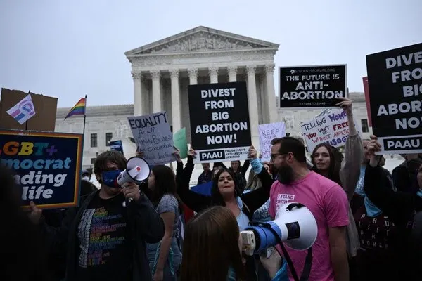 Em 2022, manifestantes pró e contra aborto protestaramm em frente à Suprema Corte dos EUA, em Washington