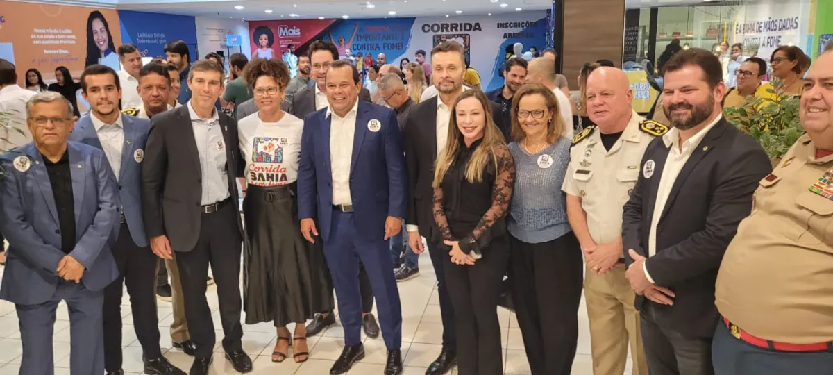 Vice-governador Geraldo Junior ao lado de deputados e integrantes do governo na Alba durante o lançamento da projeto Bahia Sem Fome